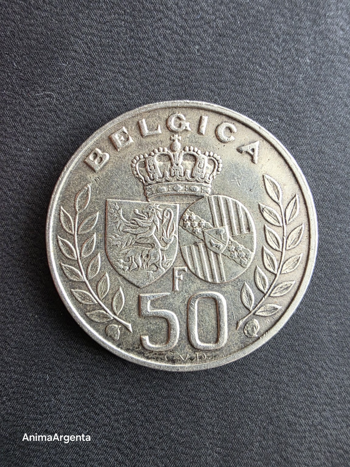 Escudos coronados y valor de 50 francos en la moneda belga de 1960